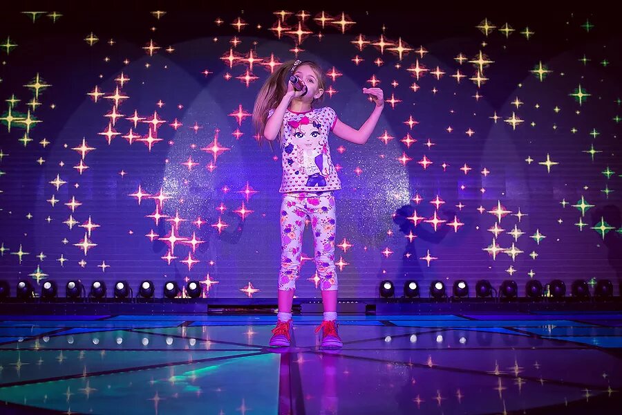 Дети танцуют на сцене. Девочка танцует на сцене. Мы маленькие звезды. Просто мы маленькие звезды. Танцуют маленькие звезды