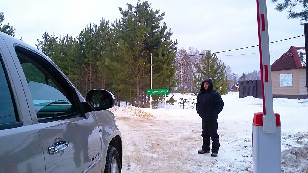 Сторож неофициально. Охранник у шлагбаума. Охрана поселка. Шлагбаум зимой. Пропускной пункт со шлагбаумом.