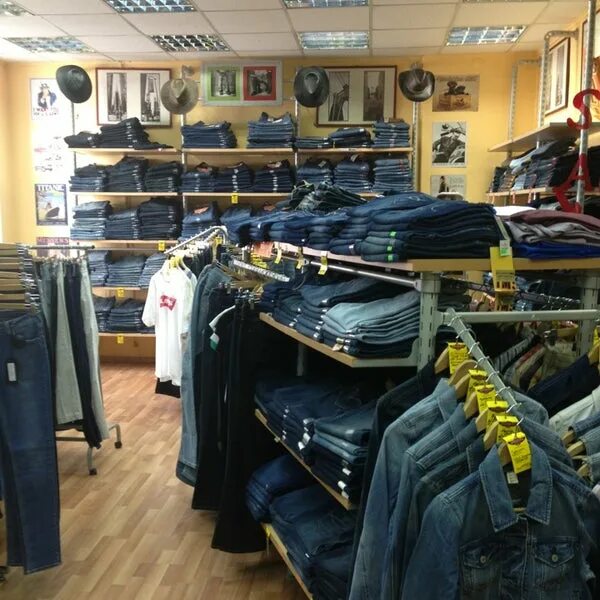 Мустанг смарт деним магазин. Магазин монтана. Американские магазины одежды. Развеска товара в магазине денима. Джинсовый магазин.