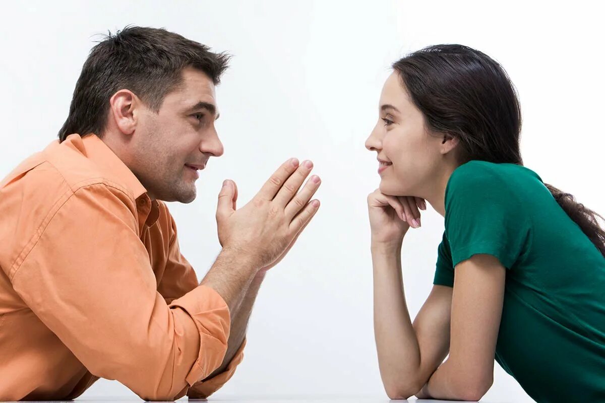 Говорю мужу ответ. Разговор между мужчиной и женщиной. Общение людей. Взаимопонимание в общении. Беседа мужчины и женщины.