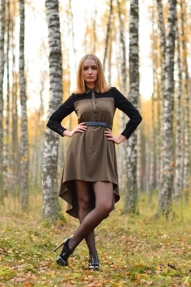 Девушка в лесу. Девушки в колготках в лесу. Девочка в лесу в юбке. Лесная девушка. Осенняя фотосессия в коротком платье.