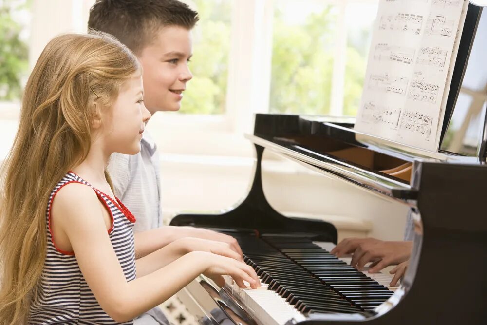 Ребенок за пианино. Музыкальные инструменты для детей. Ребенок за фортепиано. Игра на музыкальных инструментах.