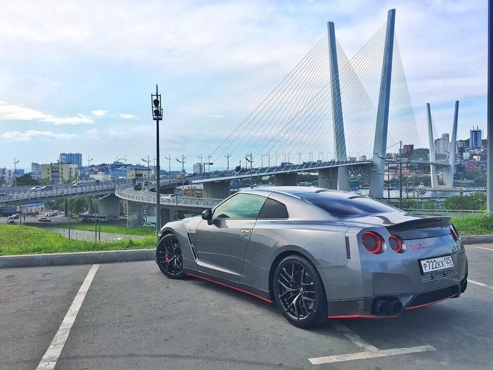 Nissan GTR во Владивостоке. Ниссан ГТР Владивосток. Ниссан ГТР Казань. GTR r35 на парковке.