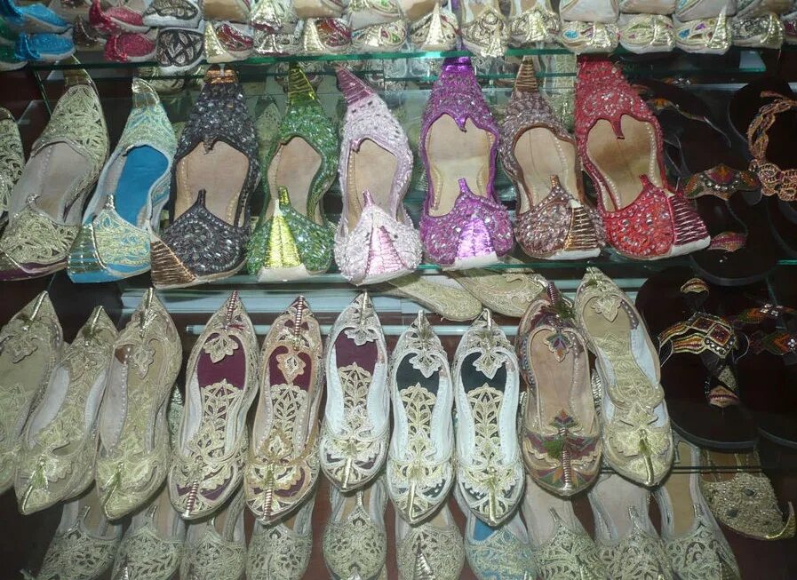 Где купить в хургаде. Голубой рынок в Шардже. Сувениры из Эмиратов. Восточная женская обувь. Женская обувь в арабских Эмиратах.