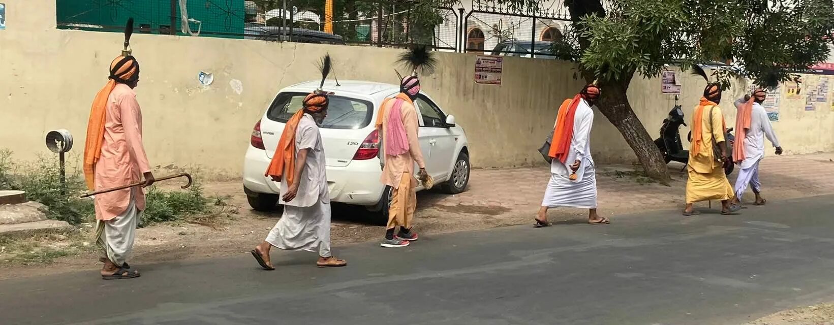Почему индийские монахи делали посох многогранным. Танцующие монахи Индия. Монах Индии в Сауди. Прахлад Джани индийский монах.