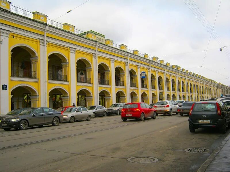 Гостиницы санкт петербурга гостиный двор. Гостиный двор Санкт-Петербург Архитектор. Гостиный двор СПБ торговые ряды. Здание Гостиного двора в Санкт-Петербурге.