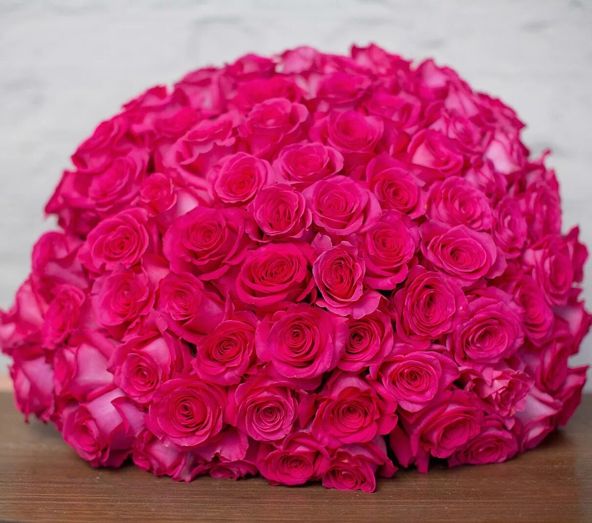 шикарный букет из роз. шикарный букет роз. букет шикарный. большие букеты роз. огромный букет цветов.