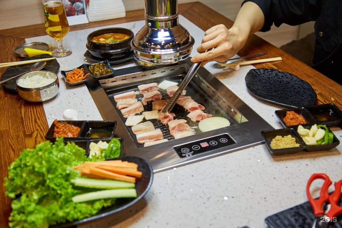 Где в москве можно жарить. Самгёпсаль корейское. Gogi korean BBQ Владивосток. Gogi korean BBQ корейское гриль-кафе. Японский стол гриль.