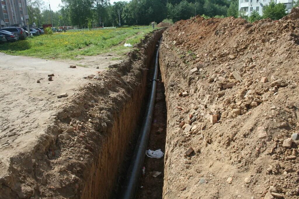 канализация в частном доме. копка фундамента. прокладка водопровода в траншее. прокопать траншею для водопровода. копка траншей водопровод.