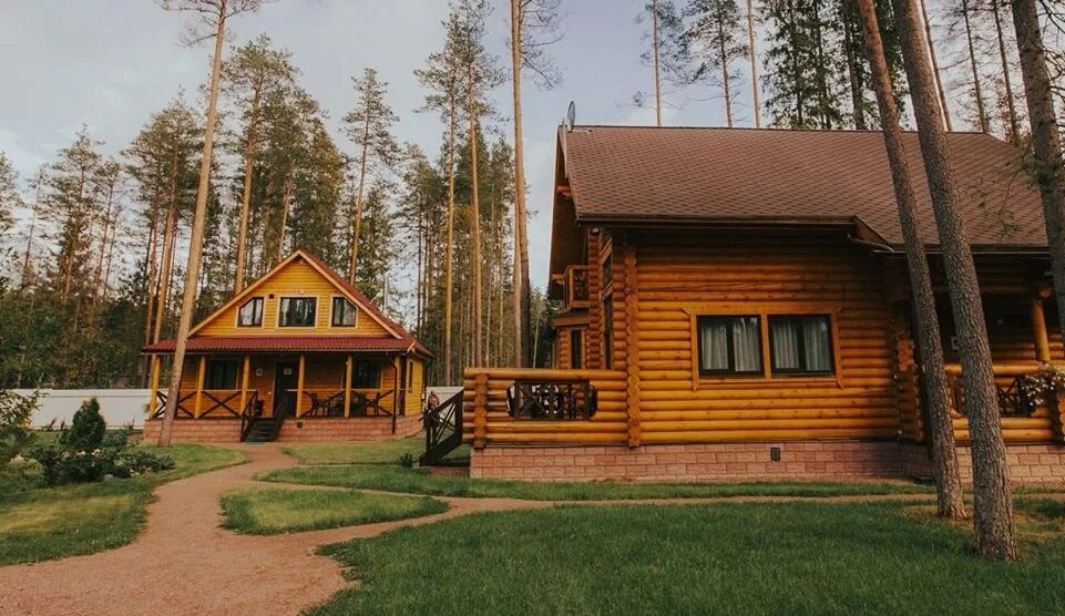 Купить дом в ленинградской области луга. Пос Рощино Ленинградской области. Усадьба Рощино Ленинградской области. Рощино Вилладж, городской посёлок Рощино. Поселок Рощино Ленинградской области дюны.