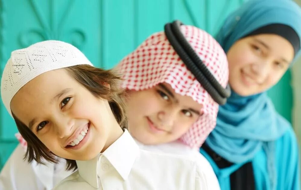 Нашиды девочки. Дети учат арабский. Дети учат арабский язык. Arab tili Kids. Muslimah Kids.