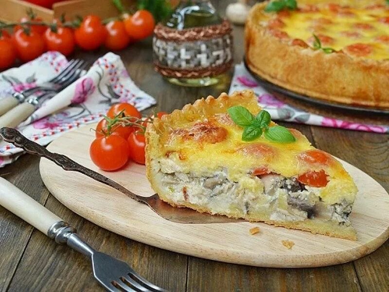 Легкий киш. КИШ Лоранский пирог. КИШ Лорен с курицей. КИШ Лорен (Quiche Lorraine). Открытый пирог «КИШ Лорен» с курицей и грибами.