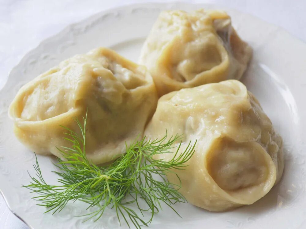 Осетинские манты. Манты с картофелем и фаршем. Манты с говядиной и луком. Мясберри манты. Манты с мясом.