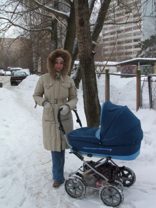 Ребенок в коляске зимой. Младенец на прогулке в коляске зимой. Прогулка с ребенком зимой в коляске. Коляски детские на улице.