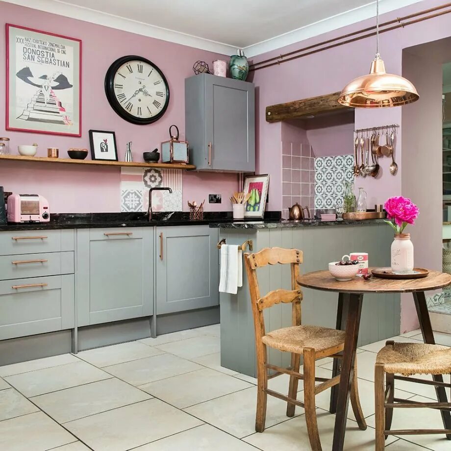 Какие цвета сочетаются на кухне. Розовая кухня в интерьере. Сочетание розового в интерьере. Розовые стены на кухне. Серо розовая кухня.