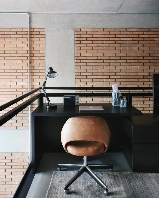 Лофт хюти плэйс. Интерьер от дизайнера гостиная в стиле лофт. Лофт 2023 интерьер. Планировка в стиле лофт. Дом индустриал в стиле лофт.