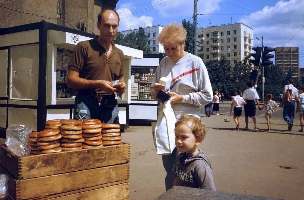 Назад в ссср. Жизнь в СССР. Бублики СССР. Мороженое 90-х годов. СССР жизнь людей.