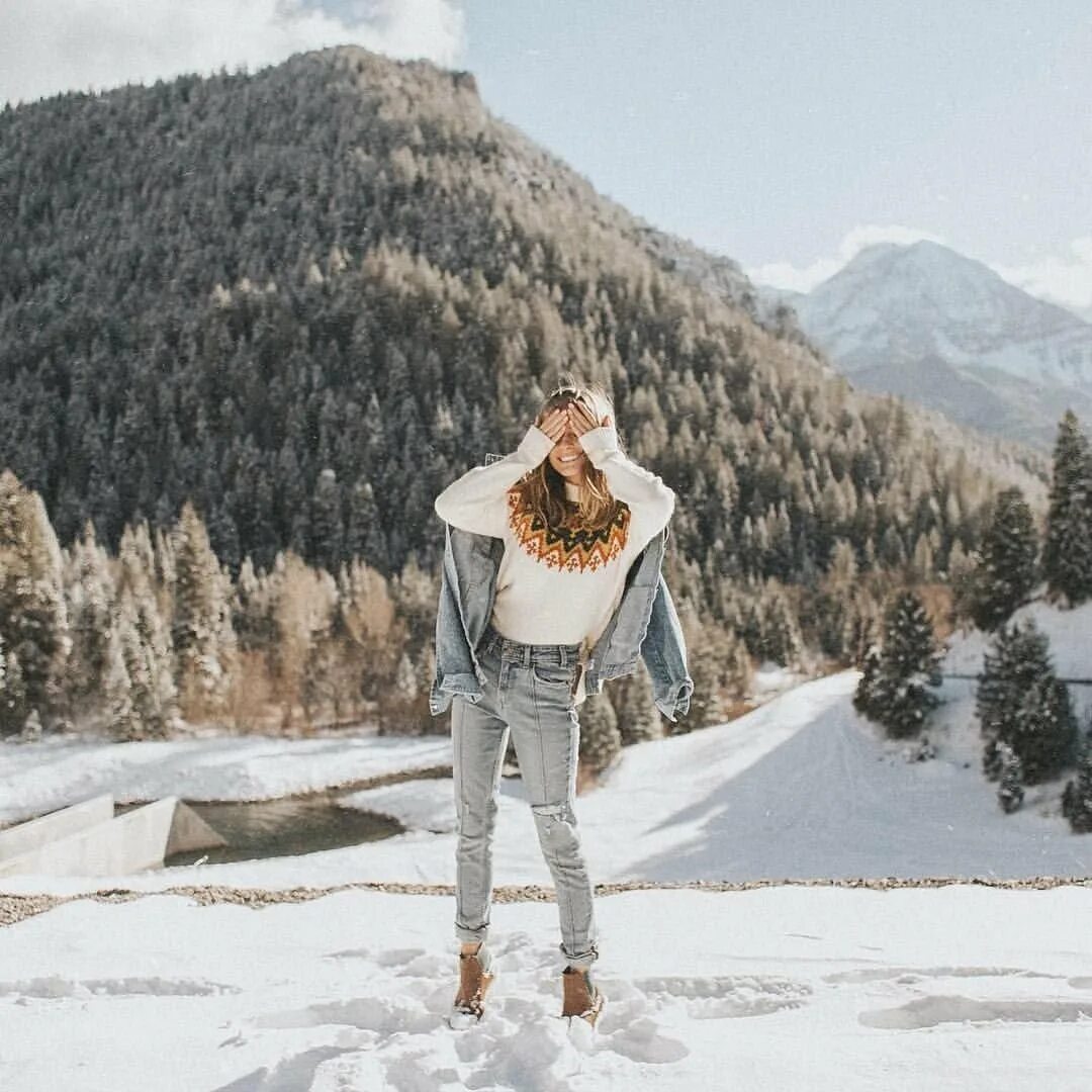 Девушка в горах зимой. Фотосессия в горах зимой. Образ в горы. Девушка горы снег.
