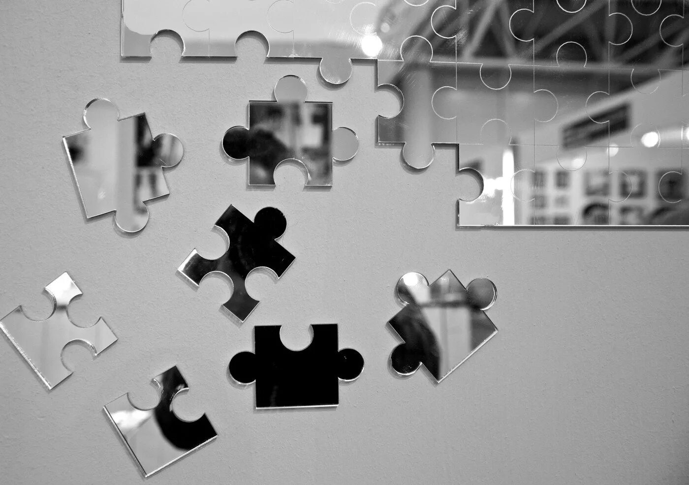 Зеркальный пазл на стену. Зеркальный пазл в интерьере. Пазл из зеркала. Зеркальный пазл. Зеркальный пазл.