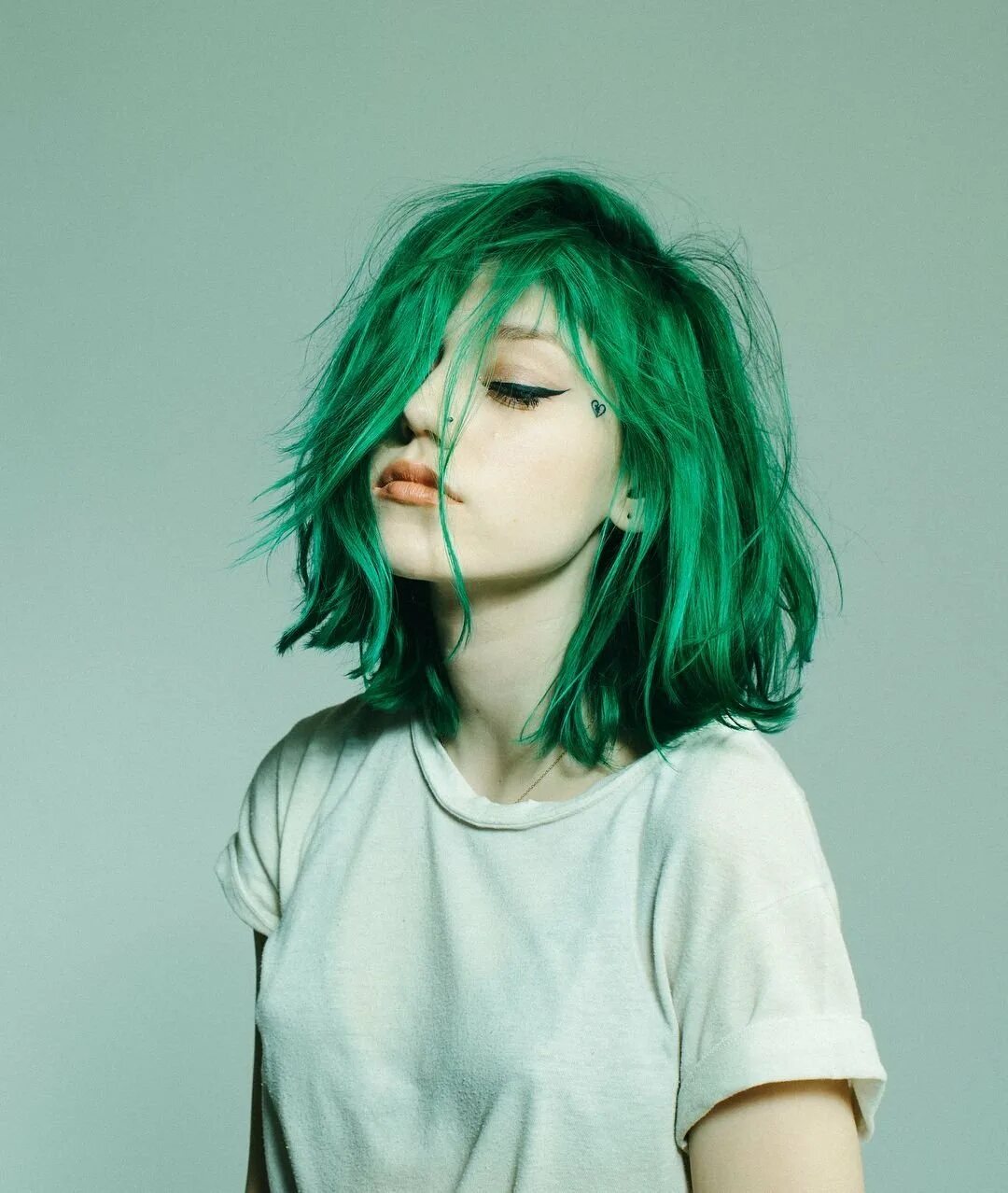 Изумрудный цвет волос. Темно зеленые волосы. Прически с зелеными волосами. Зеленое омбре на волосах. Лионель тиктокерша с зелеными волосами.