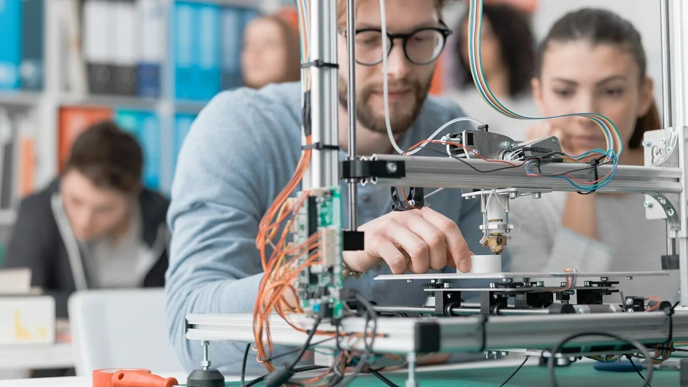 American university of engineering. Фото студентов инженеров. Студент инженер. 3d принтер hd фото. Engineering students.