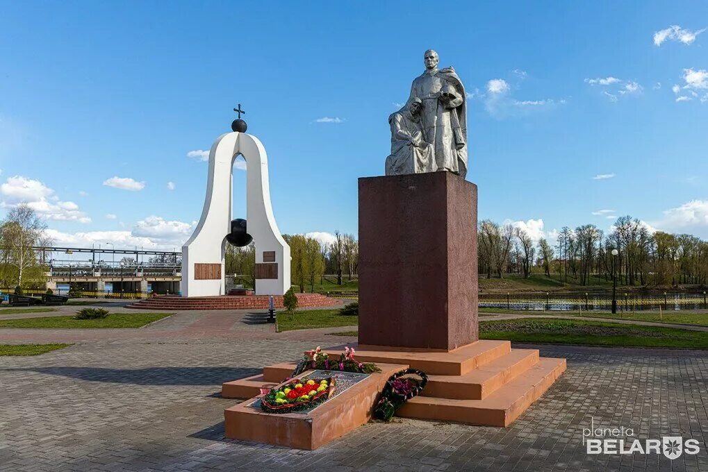 Памятники войны в беларуси. Мемориал память Добруш. Комплекс память Добруш. Мемориал память в Добруше. Памятник в Белоруссии Великой Отечественной войны.