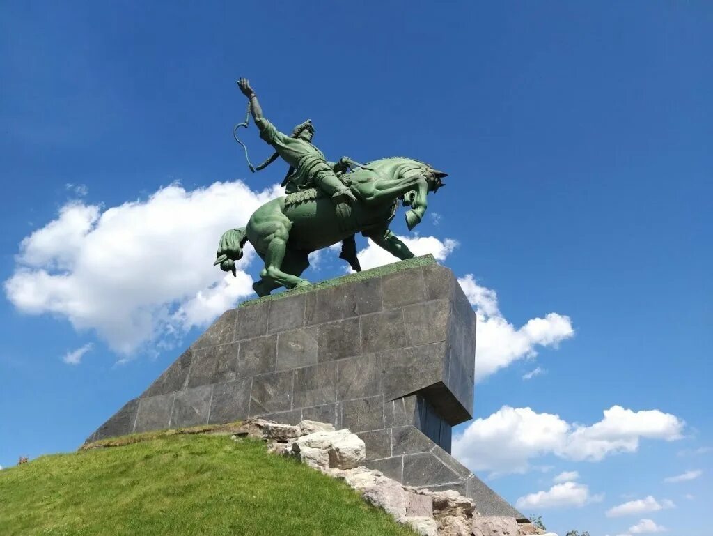Салават юлаев памятник в стерлитамаке. Памятник салавату юлаеву в уфе. Салават юлаев уфы памятник салавату юлаеву. Памятник салавату юлаеву в салавате. Памятник салавату юлаеву.