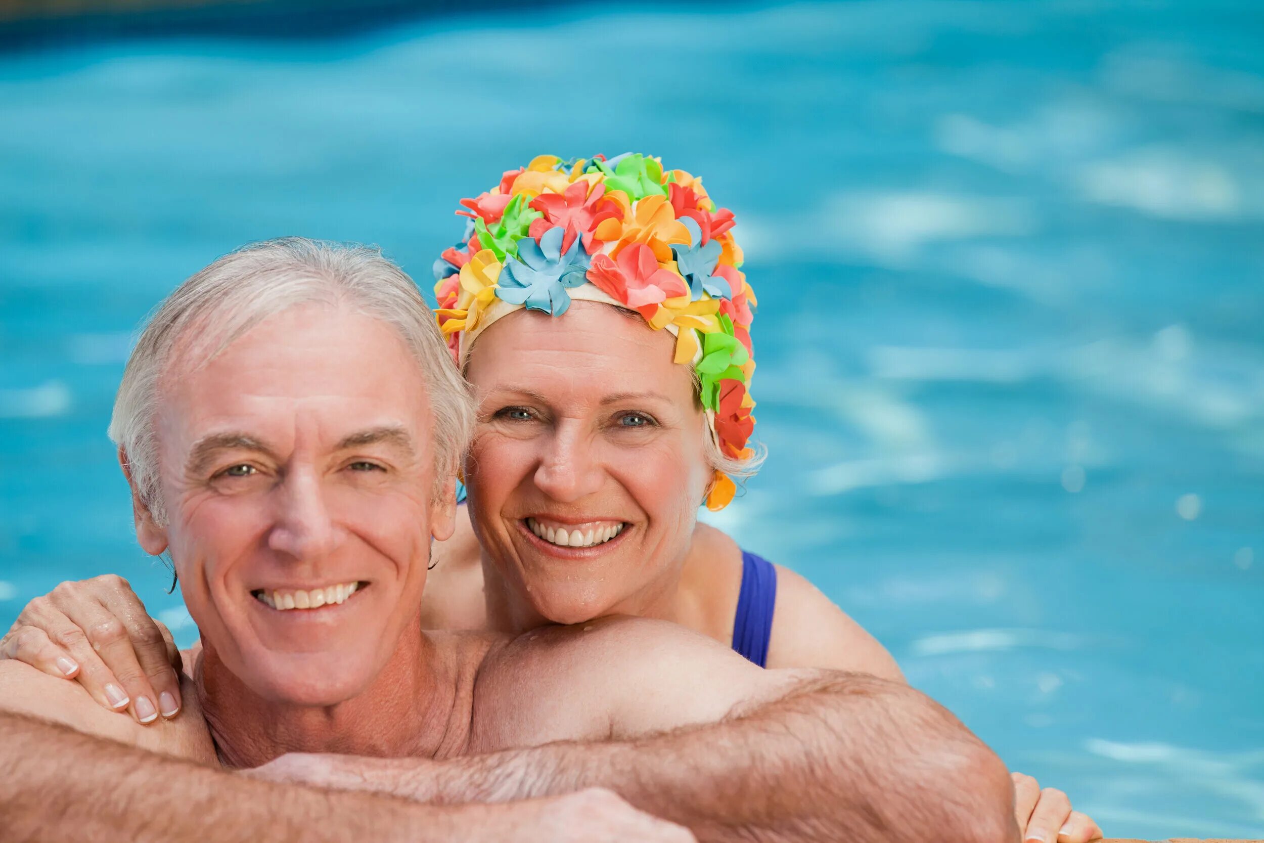 Пенсионеры в бассейне. Пожилые люди в бассейне. Плавание пожилые. Плавание пожилых людей. Купание пожилого человека