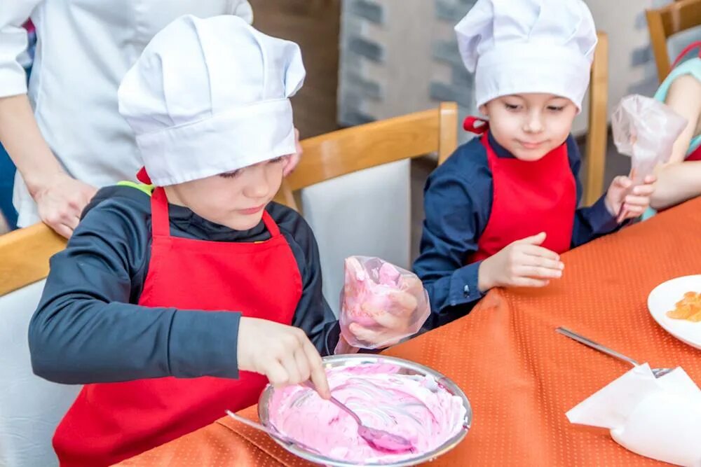торты ручной готовки. школа кондитеров екатерины матвеевой в спб. мастер кондитер 4. кондитер ренат агзамов с женой. кондитерский мастер класс.