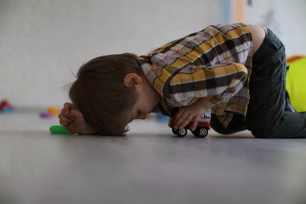 Апатия 2 года. Апатия 2 года. Испуганный мальчик. Уставший ребенок. Пассивность у детей.