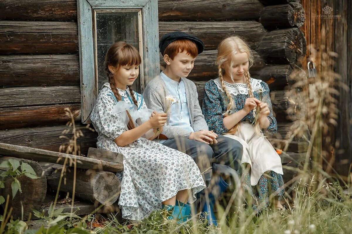 Поехал летом к бабушке. Лето в деревне дети. Девочка в деревне. Деревенские люди. Детство в деревне.