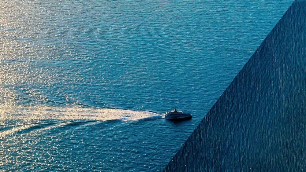 Волны от катера. Волны от корабля. След от идущего судна. След от катера на воде. Волны от корабля.