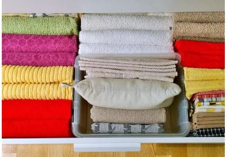 Сложенные кухонные полотенца. Шкаф для полотенец. Хранение полотенец. Хранение полотенец в шкафу. Вертикальное хранение кухонных полотенец.
