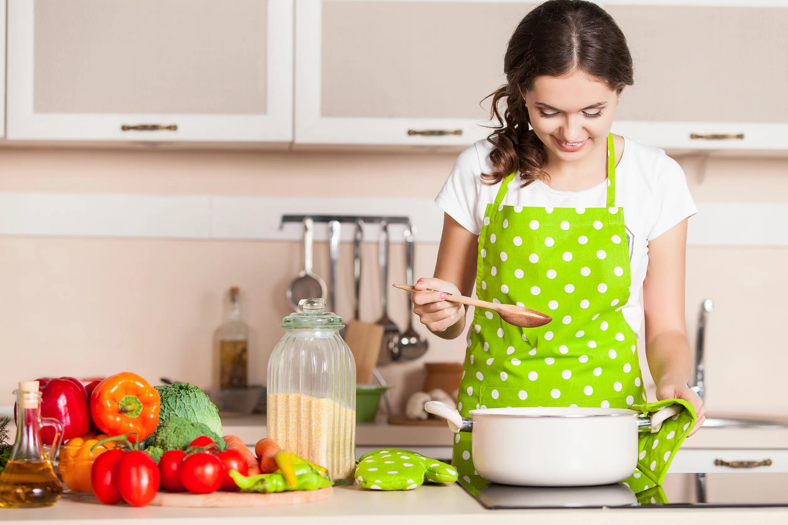 Женщина на кухне. Хозяйка на кухне. Кухня Хозяюшка. Готовка на кухне. Давайте готовить вкусно