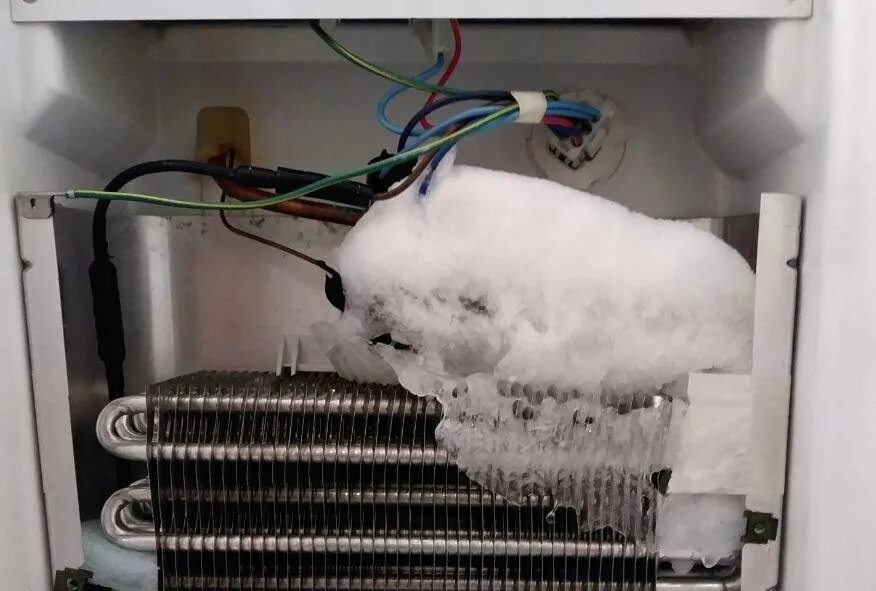 Почему в холодильнике образуется лед. Испаритель холодильника NF 172. Холодильник Индезит ноу Фрост намерзает лед. Намораживает испаритель холодильник Атлант. Испаритель холодильника Supra rf54.