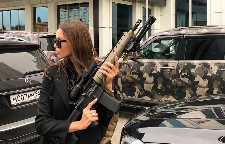 Нойз мс монеточка люди с автоматами. Люди с автоматами обложка. Человек. Люди с автоматами музыка. Человек с автоматом.