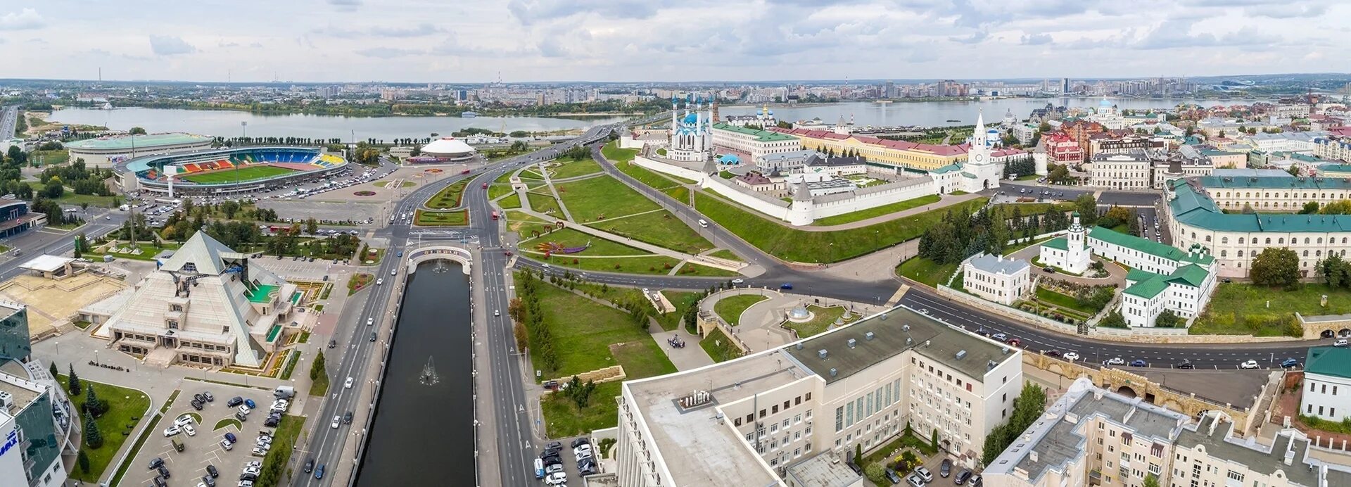 Где стоит город казань. Кремль Казань с высоты птичьего полета. Площадь тысячелетия Казань вид сверху. Площадь Казани в 2022. Площадь Вахитова Казань.