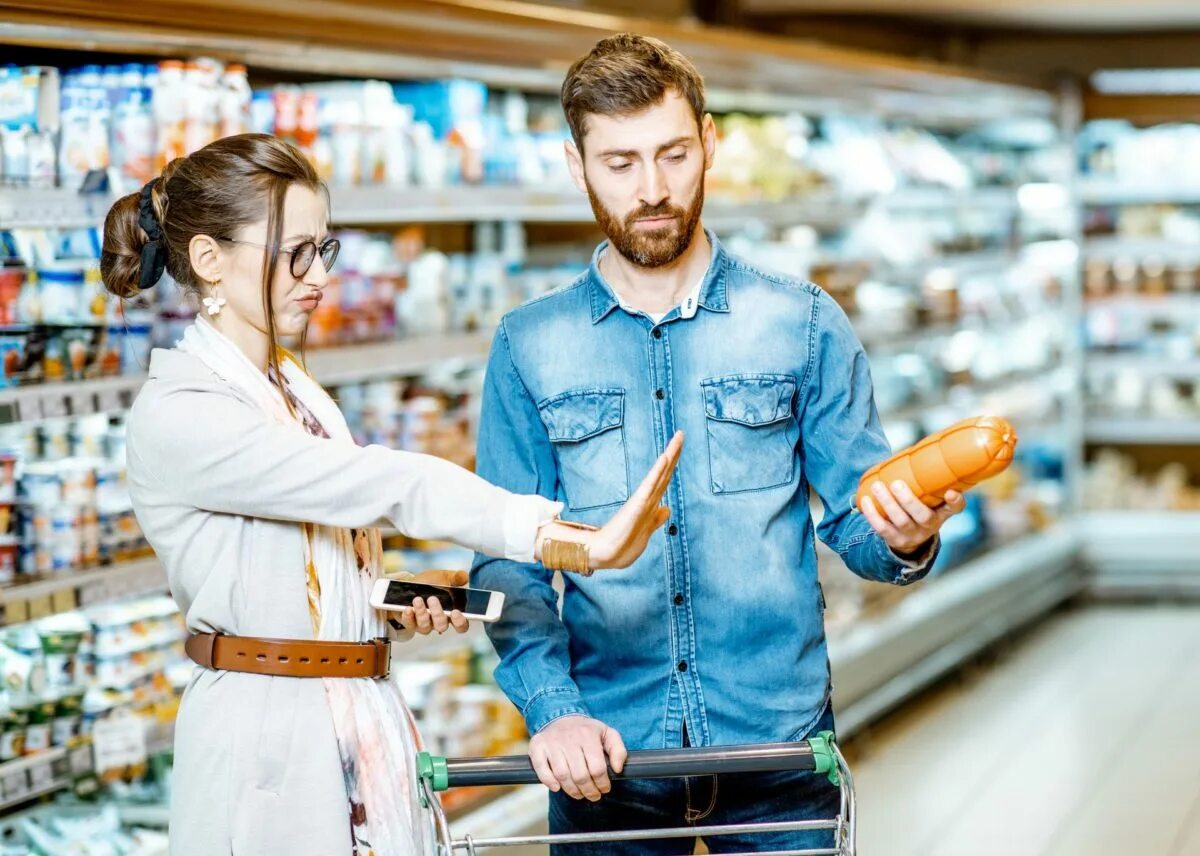 Мужская колбаска. Пара в продуктовом супермаркете. Люди покупают колбасу. Семья покупает колбасу. Мужчина покупает колбасу.