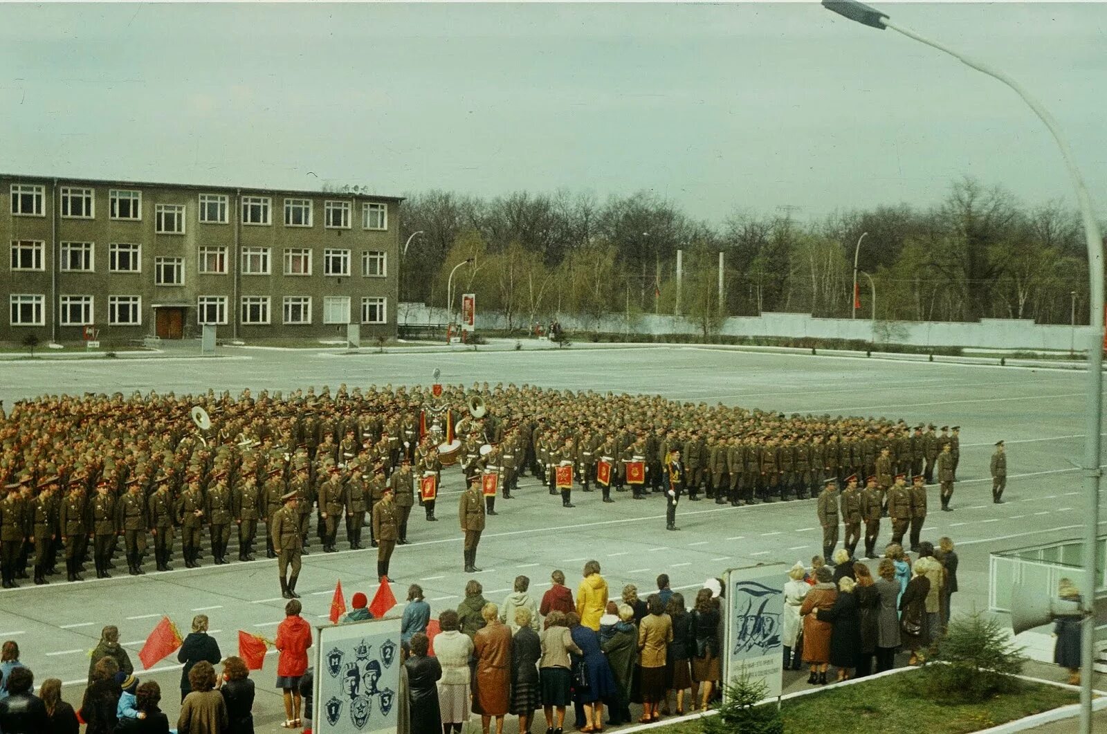 Видео плац. Берлин Карлсхорст Берлинская бригада. ЗГВ Германия Берлинская бригада. ГСВГ Берлинская бригада 178 ОМСБ. 6 Отдельная мотострелковая Берлинская бригада.