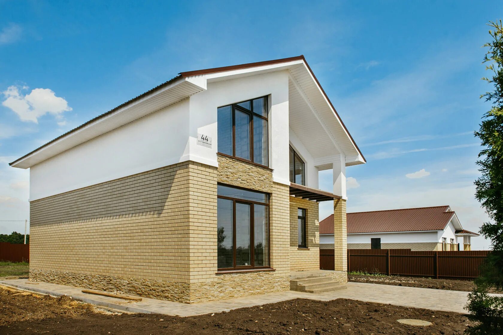 Коттедж липецк косыревка. Строительная компания № 1. Строительные дома липецк. Экодом липецк. Двухэтажный домик в коттеджном поселке.