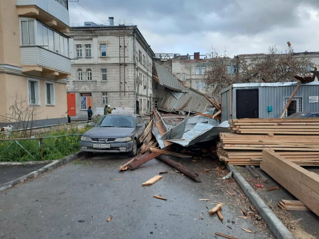 Ураган в Новосибирске. Обрушение зданий. Ураганный ветер.