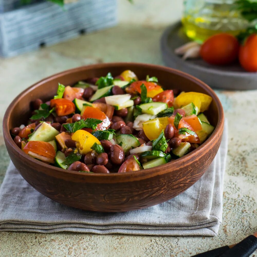 Салат из консервированной фасоли рецепт очень вкусный. Салат фасоль. Салатик с фасолью. Салат из фасоли. Вкусный салат с фасолью.