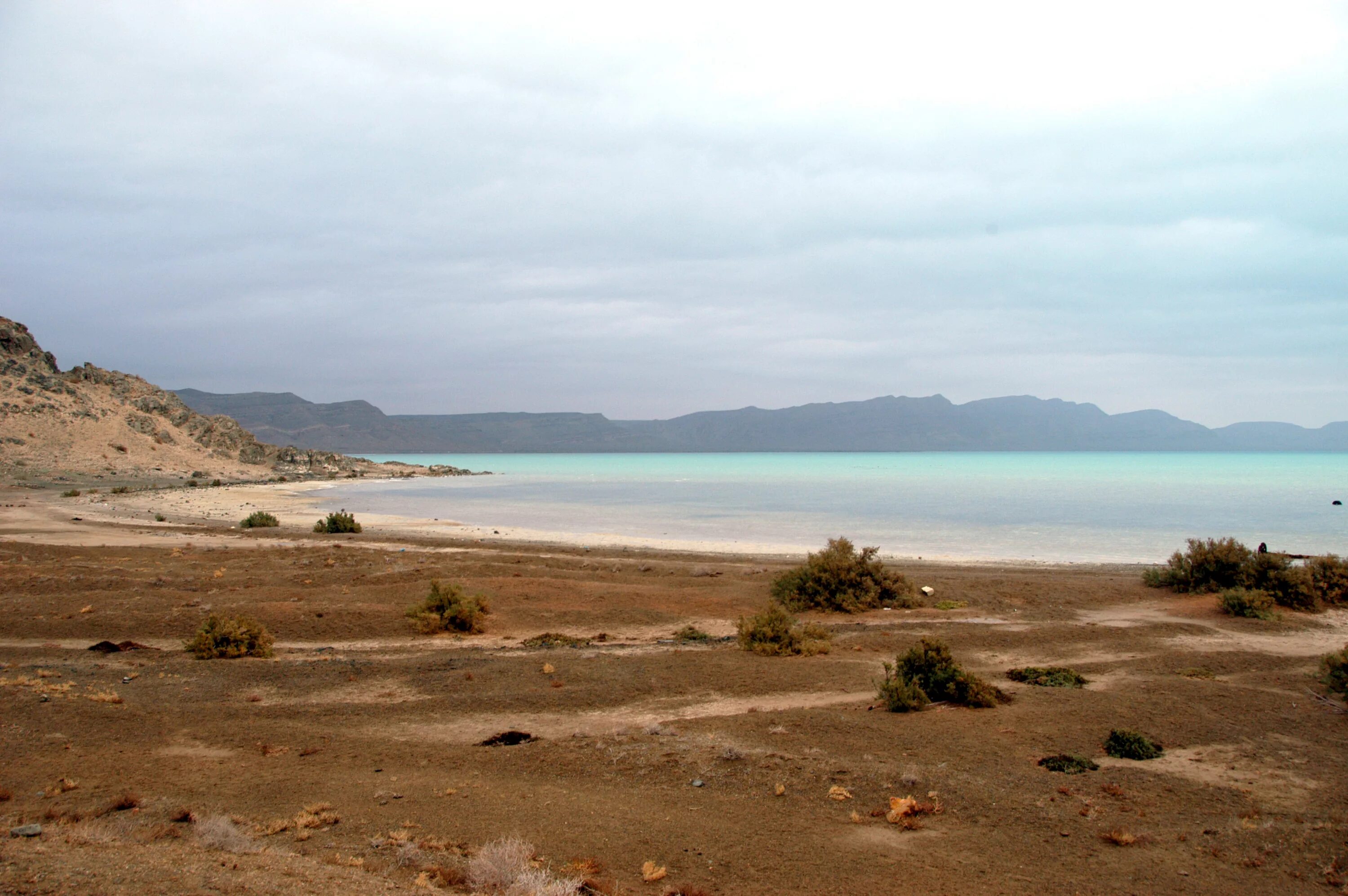 Туркменистан побережье каспия пустыня. Пустыня каспийского моря. Пустыня каспийского моря. Туркменистан побережье каспия пустыня. Пустыни каспия.