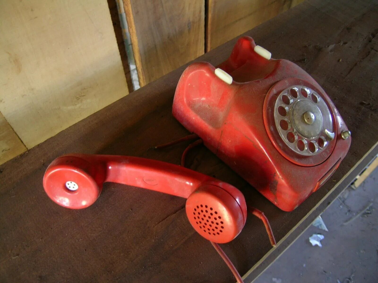Старый красный телефон. Старая телефонная трубка красная. Красный старый телефон домашний. Телефон старинный красный. Модный старый телефонов красный.