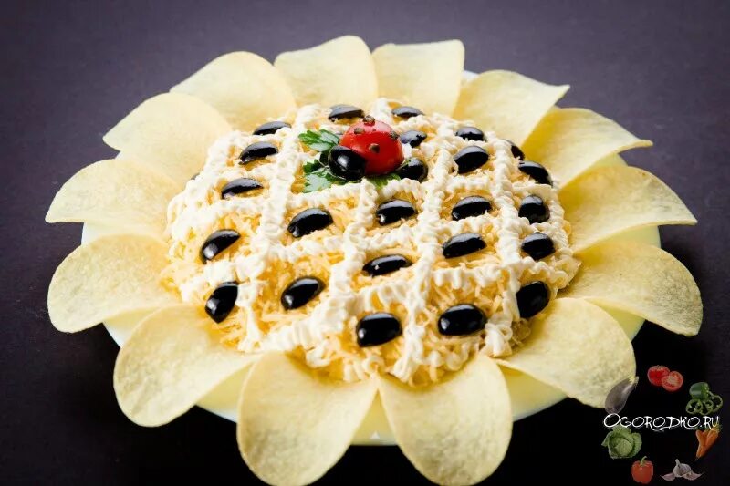 подсолнух с чипсами. салат подсолнух. салат подсолнух с чипсами лейс. салат подсолнух на новый год. салат подсолнух без маслин.