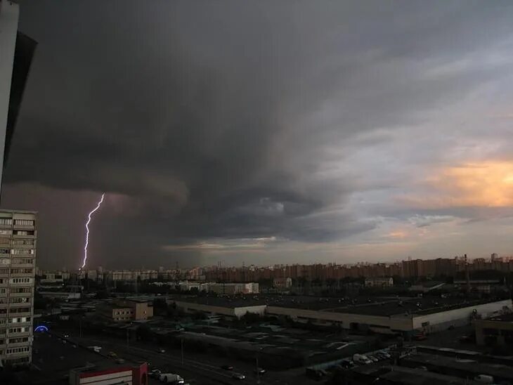 Смерч над Москвой. Грозовые тучи над Москвой. Страшные тучи над Москвой. Грозовой шторм в Москве.