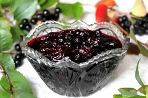 Варенье из черноплодной с листьями вишни