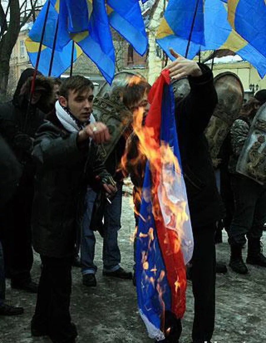 Надругательство над флагом. Украина – это Россия. Украинцы топчут российский флаг. Новости россия объявила войну