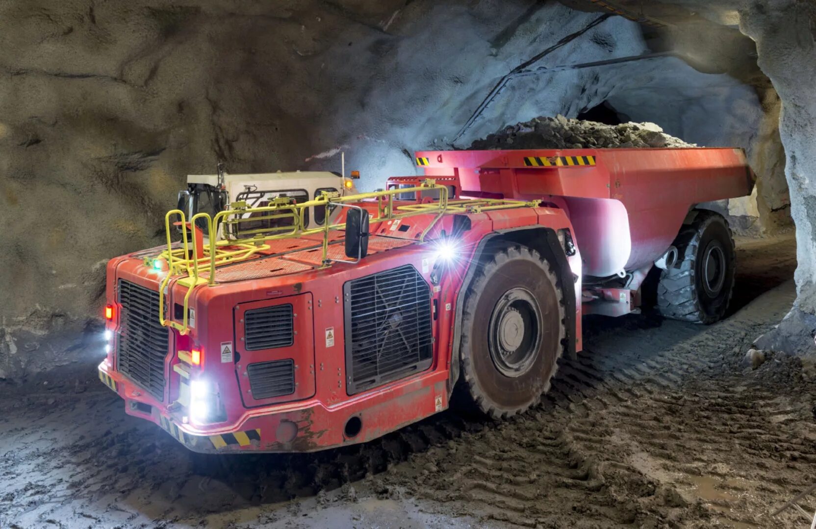 Самосвал Sandvik th540. Шахтный самосвал Sandvik. Подземный самосвал Sandvik. ПДМ машина шахтная.