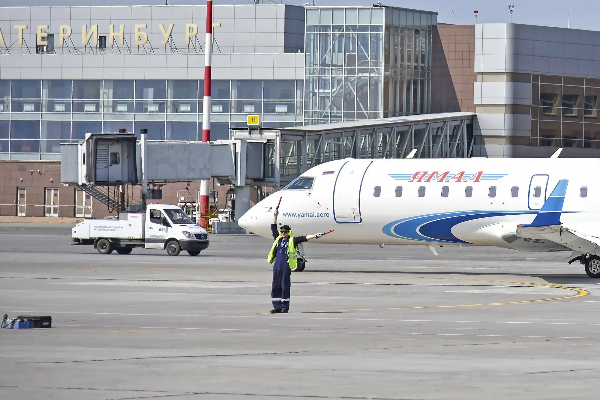 транспорт аэропорта. аэропорты воздушных судов. трап авиационный пассажирский. самолет на аэродроме. пассажирский самолет в аэропорту.